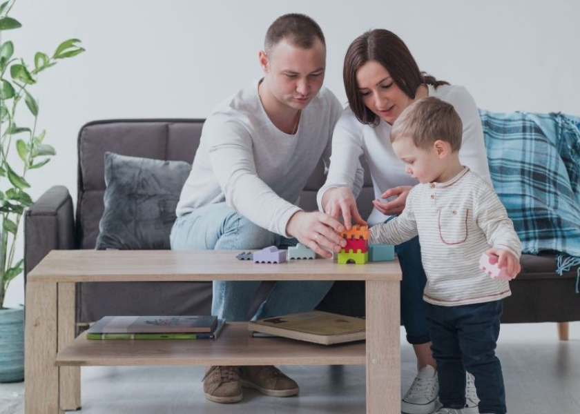 Lietuvoje startuoja nauja tėvystės programa „Augame žaisdami“
