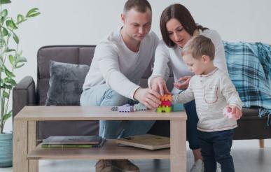 Lietuvoje startuoja nauja tėvystės programa „Augame žaisdami“