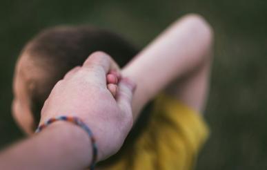 Higienos institutas kviečia visuomenės sveikatos specialistus į nuotolinį seminarą „Smurtas prieš vaikus: prevencija ir pagalba“
